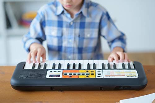 Yamaha PSS-F30 – Clavier Mini Touches – Clavier d'initiation léger et portable pour enfants et débutants – Avec mini touches et sonorités d'instruments intégrées – Noir