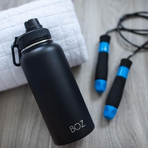 BOZ - Lot de 2 Gourdes Isothermes En Acier Inoxydable 1L, Sans BPA, Double Isolation Sous Vide | Gourdes de Camping et Randonnée Avec Couvercle Anti Germe, Bouteilles d'Eau 1 Litre, (Blanc + Noir)