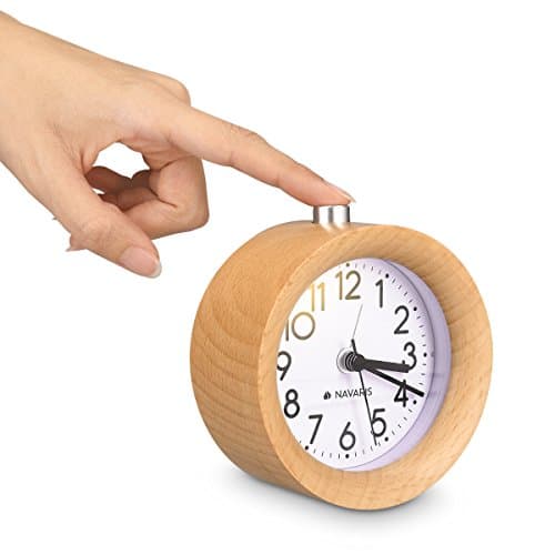 Navaris Horloge réveil en Bois - Réveil analogique Classique Rond en Bois Naturel - Horloge à Aiguilles avec Fonction Alarme Snooze et lumière