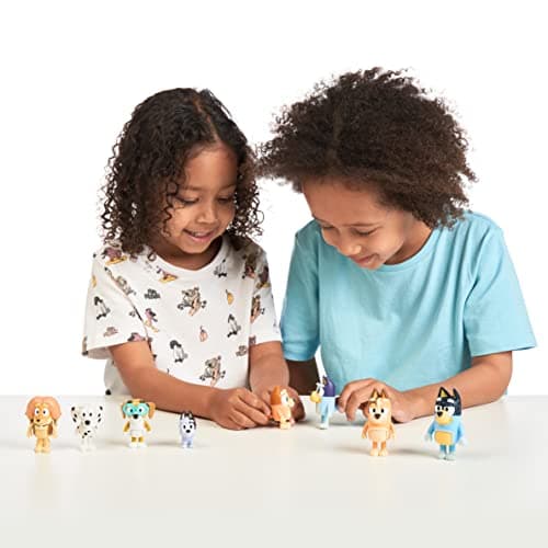 BlueY - Coffret de 8 Figurines – La Famille et Les Amis de (5,3 à 8,3 cm)