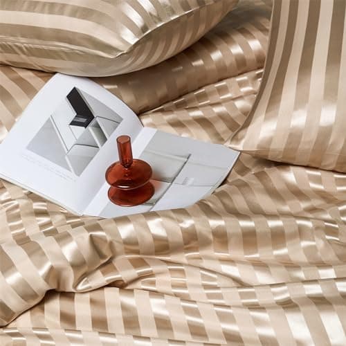YASMENG Housse de Couette Satin 220x240 Beige Or Rayé Brillant Deluxe Satin Parure de Lit Satin Doux Soyeux Soie Linge de Lit 2 Personne Adulte avec Fermeture Éclair avec Taies d'oreiller 65x65 cm