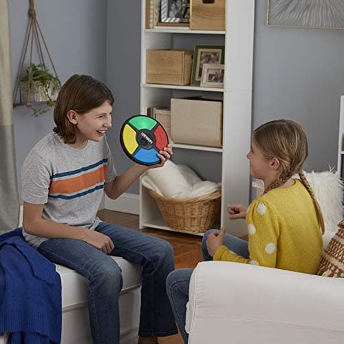 Hasbro Gaming Simon Classique, Jeu de Mémoire Électronique pour Enfants et Familles, dès 8 Ans, avec Sons et Lumières, Taille Compacte, Jeu Famille et Entre Amis, Idée Cadeau de Noël