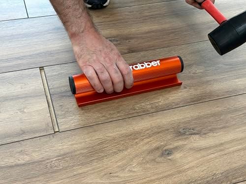Floor-Fix Pro | Plank Grabber + Adhesif + Mallet Outil Pose Parquet Flottant | Adhérence Nano-Suction | Comble Écarts | Compatible Barre Traction | Fabrication Britannique, Aluminium