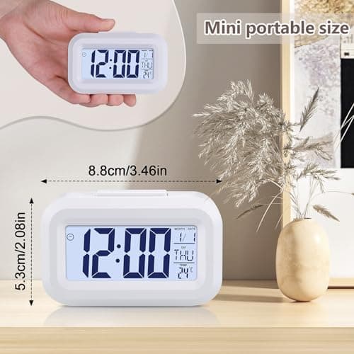 JIZZU Réveil de Voyage, LCD Réveil Numérique Fonctionne Piles, Affichage 12/24h, Fonction Répétition, Réveil LED Intelligent pour Chambre à Coucher, Bureau, Blanc