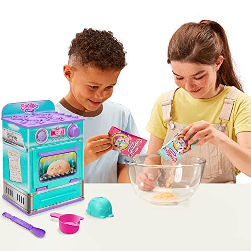 Cookeez Makery LA Fabrique À PÂTISSERIE. Place la pâte dans la Fabrique à pâtisserie : Une Peluche Chaude, parfumée et Interactive apparaît !