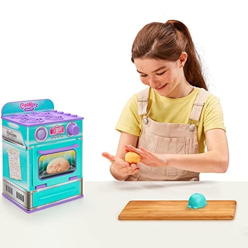 Cookeez Makery LA Fabrique À PÂTISSERIE. Place la pâte dans la Fabrique à pâtisserie : Une Peluche Chaude, parfumée et Interactive apparaît !