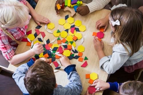 EACHHAHA Puzzle en Bois-Tangram-Jouets Montessori-Jouets éducatifs classiques-155 Formes géométriques et 24 Cartes de Conception pour Enfants adaptées aux Enfants de 3 4 5 6 7 Ans