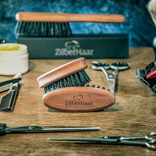 ZilberHaar - Brosse à Barbe de Poche, Rigide - 100% Poils Véritable de Sanglier et Bois de Poirier - Soin du Visage Hommes Compatible Tout Baume à Barbe et Huile à Barbe - Idéal pour Voyager