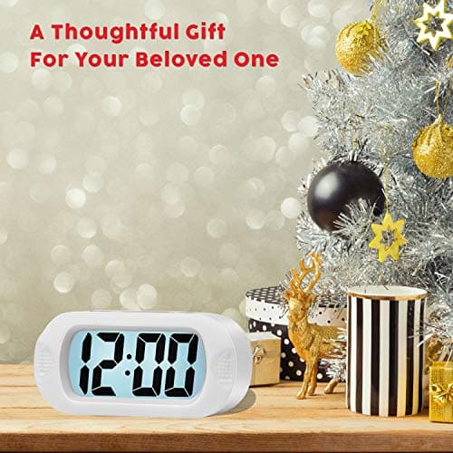 Plumeet Réveil électronique, Alarm Réveil Matin avec Grand écran LCD, Fonction Snooze, avec Veilleuse, Alimenté par Batterie,Convient Aux Alarmes de Voyage et de Chevet (Blanc)
