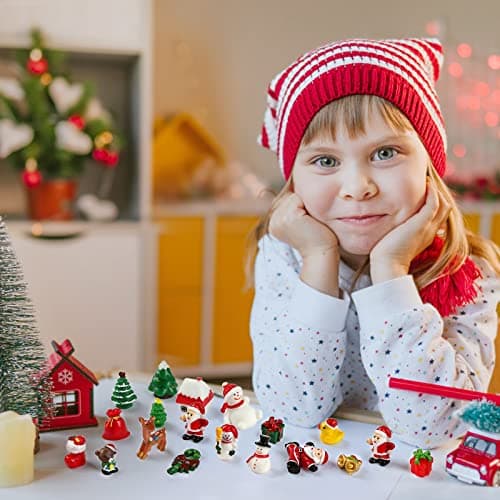 Naler Figurine Décorative Noël, 24pcs Miniature en Résine Personnage de Noël, Ornements Noël pour Décoration Maison Jardin Bricolage DIY Bonsai Table Empotement, Cadeau Enfant Noël Anniversaire Fête