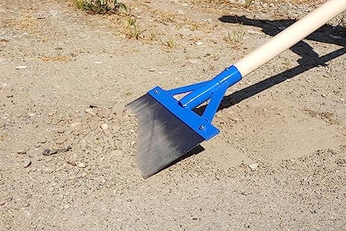 DEWEPRO Grattoir à choc avec manche en bois - Grattoir pour sol, goudron, plâtre, mortier – Très stable avec entretoises et lame en acier à ressort - Largeur : 300 mm - Longueur totale environ 137 cm.