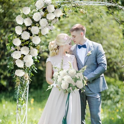 ilauke 30 Rose Blanche Artificielle avec Tiges et Carte,Roses en Mousse en Vrac 8cm Fausses Fleurs Rose pour Toucher Réaliste,Bouquet de Fleurs Artificielles avec Feuilles pour Centre de Table Mariage