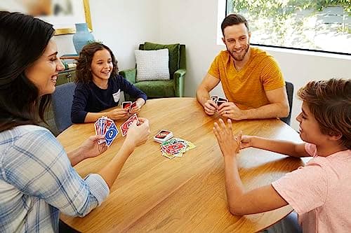 Mattel Games UNO Classique, Jeu De Cartes Familial pour Enfants Et Adultes, Jeu De Société pour Soirée Jeux en Famille Ou en Voyage, 2 À 10 Joueurs, Jouet pour Enfant de 7 Ans et Plus, W2087
