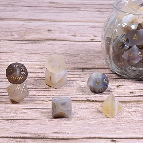 Nupuyai Agate Grise Naturelle Ensemble de Dés Polyédriques en Cristal du MDN, 7 Dés de Pierres Semi-précieuses Polies pour RPG MTG Table Game Home Decor, 1.4-2.5 cm Chaque Pierre