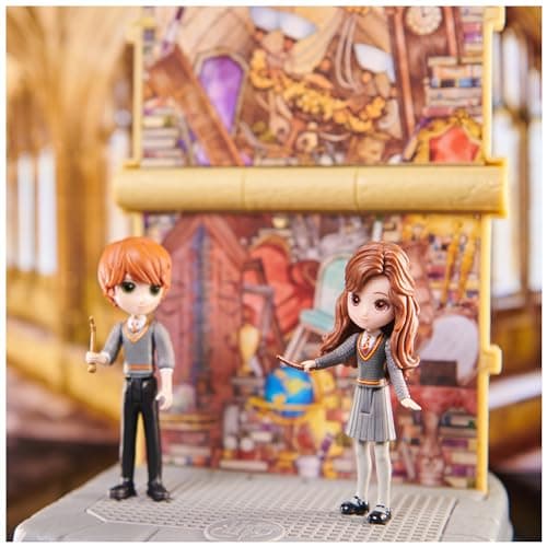 HARRY POTTER - PLAYSET 2 EN 1 LA SALLE SUR DEMANDE MAGICAL MINIS WIZARDING WORLD - Univers Magique 2 en 1 Avec 4 Figurines et Accessoires - Sortilège Patronus - 6063901 - Jouet Enfant 5 ans et +