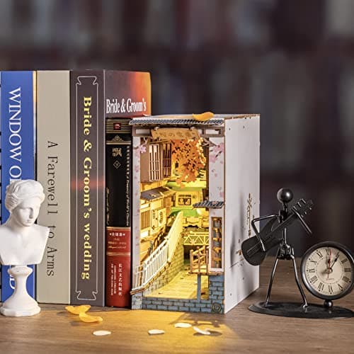 ROBOTIME Japon Book Nook Sakura Densya Maison de Poupée en Bois