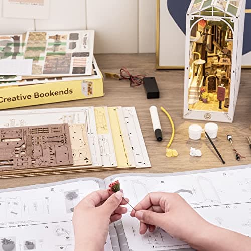ROBOTIME Kit Book Nook en Bois, Maquette Miniature DIY avec éclairage LED