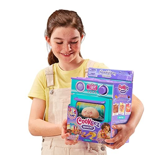 Cookeez Makery LA Fabrique À PÂTISSERIE. Place la pâte dans la Fabrique à pâtisserie : Une Peluche Chaude, parfumée et Interactive apparaît !