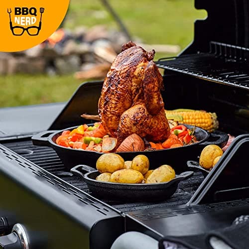 BBQ Nerd© Cocotte à Poulet en Fonte Support pour volaille pour Barbecue et Four Support de Poulet en Fonte Ø 28 cm pour Cuisson sans Graisse Cocotte Rustique avec bac de récupération