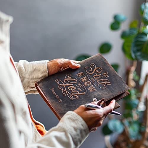 Carnet de Notes Cuir Ligné Rechargeable – Journal Intime Femme Avec Verset Biblique en Relief Psaume 46v10 – Carnet En Cuir Vintage Fait Main – 320 Pages De Papier Ligné A5 |Stylo de Luxe MOONSTER®