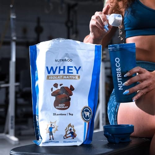NUTRI & CO Whey Isolate Native - Jusqu’à 94% de Protéines - Pur Lait Français Low Lactose Digestion Facile - Riche en BCAA - Prise de Masse & Musculation - 1kg 33 portions goût Chocolat