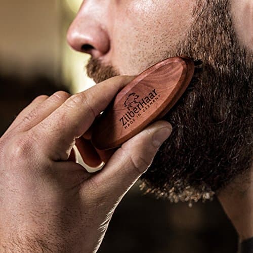 ZilberHaar - Brosse à Barbe de Poche, Rigide - 100% Poils Véritable de Sanglier et Bois de Poirier - Soin du Visage Hommes Compatible Tout Baume à Barbe et Huile à Barbe - Idéal pour Voyager