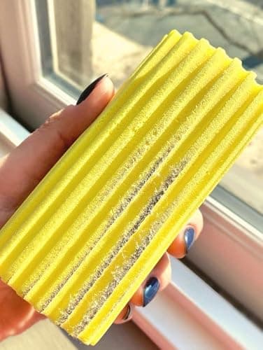 Scrub Daddy Damp Duster - Eponge Magique de Nettoyage Attrape Poussiere, Plumeau Lavable Depoussierant- Lingette Humide Antistatique Qui Piège la Poussière et se Rince Facilement - Jaune