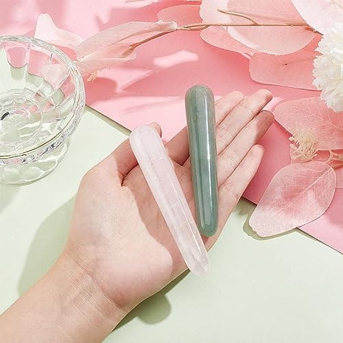 Arricraft 2 baguettes de Massage en Cristal, Quartz Rose Naturel/Baguettes D'Aventurine Verte Bâtons de Massage en Cristal Pierre de Massage Gua Sha pour le Visage, Yeux, Détente Complète du Corps