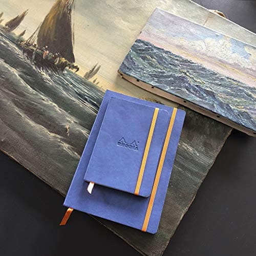 RHODIA 117308C - Carnet Souple Saphir - A6 10,5 x 14,8 cm - Ligné - 144 pages - Papier Clairefontaine Ivoire 90 g/m2 - Marque-Page, Fermeture Élastique - Couverture Simili Cuir