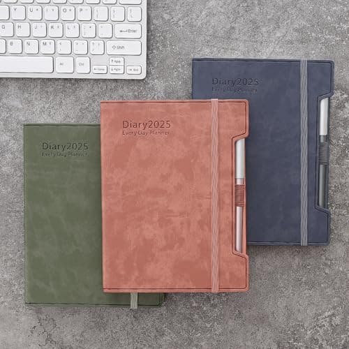 Agenda scolaire journalier 2025 de janvier 2025 à décembre 2025, 12 mois par page, format A5, couverture rigide, stylo, boucle pour stylo, autocollants (rose)