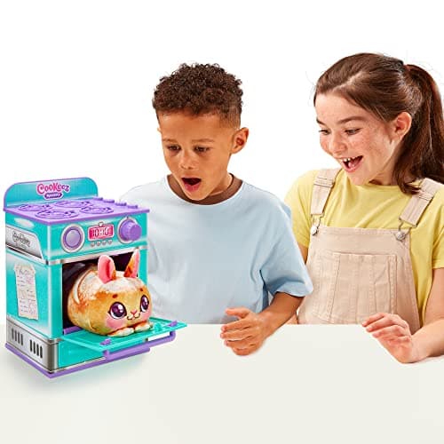 Cookeez Makery LA Fabrique À PÂTISSERIE. Place la pâte dans la Fabrique à pâtisserie : Une Peluche Chaude, parfumée et Interactive apparaît !