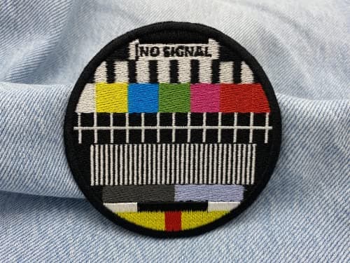 Finally Home Écusson Thermocollant | Motif TV rétro sans signal | Patch à coller au fer à repasser ou à coudre | Pièce de décoration ou réparation pour vêtement, jean, sac, pantalon, veste
