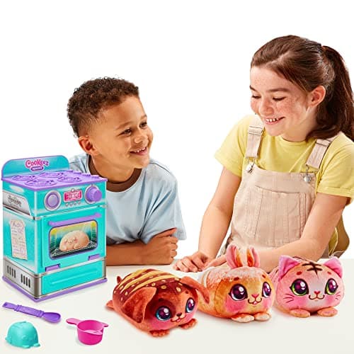 Cookeez Makery LA Fabrique À PÂTISSERIE. Place la pâte dans la Fabrique à pâtisserie : Une Peluche Chaude, parfumée et Interactive apparaît !