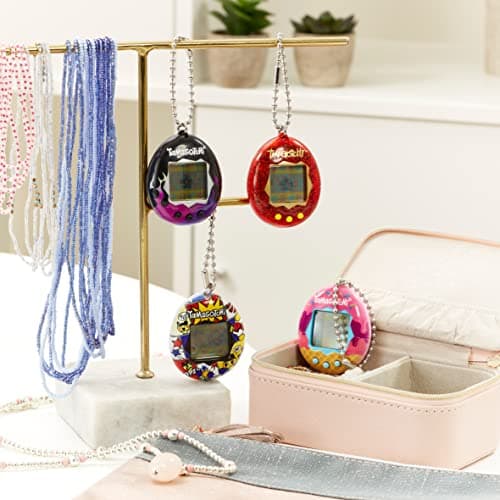 Bandai - Tamagotchi - Tamagotchi Original - Berry Delicious - Animal électronique virtuel avec écran Couleur, 3 Boutons et Jeux - Jouet Animal interactif en Français - Jouet Enfant 8 Ans et + - 42971