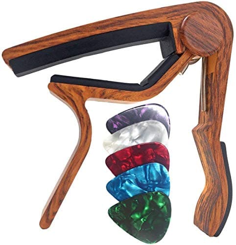 WiNGO Capodastre Guitare, Alliage Capo de Guitare Pour 6 Cordes Folk Guitare, Guitare Electrique et Acoustique Ukulélé, Mandoline et Banjo Avec 5 Médiators, Couleur Bois.