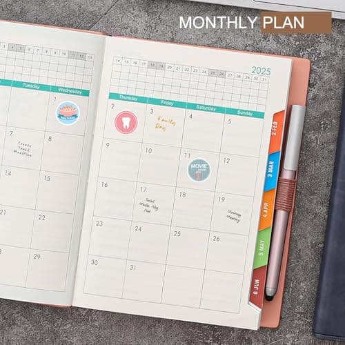 Agenda scolaire journalier 2025 de janvier 2025 à décembre 2025, 12 mois par page, format A5, couverture rigide, stylo, boucle pour stylo, autocollants (rose)