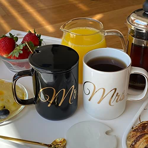 Gifffted Ensemble de Mugs Mr et Mrs avec Couvercles et Cuillères à Café pour d'anniversaire, Cadeau de Mariage, Comme Cadeau de Fiançailles, Noël, Emballage de Panier Luxueux, Tasses de Couple