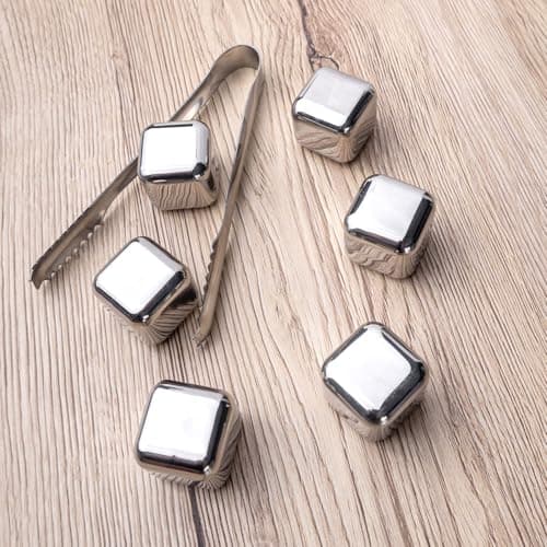 Intirilife Whisky Stone Set en Argent avec Pince en Acier Inoxydable -chacun 2.5 x 2.5 cm- 6 pièces de glaçons réutilisables en Acier Inoxydable avec boîte de Rangement- Pierres de Refroidissement