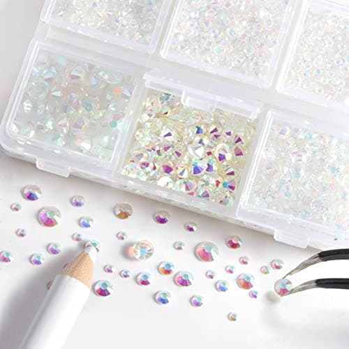 Beadsland Lot de 4300 strass ronds à dos plat pour bricolage - 6 tailles - Avec pincettes et crayons de cire - SS6-SS20 - Transparent AB