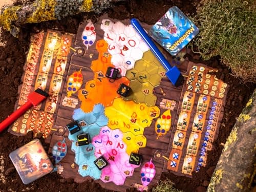Asmodee Space Cowboys Marabunta - Jeux de société - Roll and Write - Entrez dans Le Monde Pas si paisible des Fourmis! - Jeux de tratégie à partir de 10 Ans -2 Joueurs - Version française