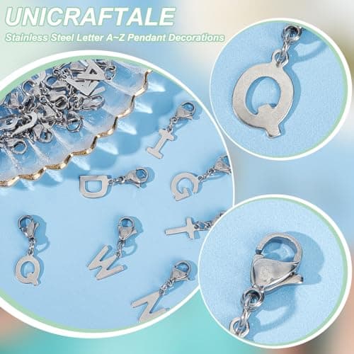 UNICRAFTALE 26 pièces 26 styles Breloques Alphabet Breloques Acier Inoxydable Ensemble de Pendentifs Métal Lettre AZ Breloques de Lettre 25mm avec fermoirs à Pince de Homard pour Bijoux