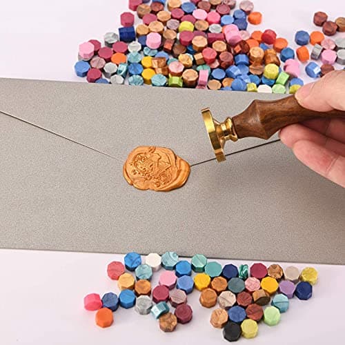 500 Pièces Perles de Cire à Cacheter Sceaux de Cire Octogonaux avec 2 Cuillères de Fusion et 4 Bougies de Thé pour Sceller et Décorer des Lettres(Violet)