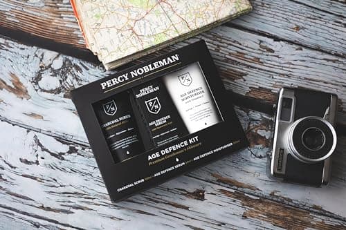 Le kit anti-âge Percy Nobleman, un coffret soin visage homme, contient un gommage au charbon de bois (AHA naturels), sérum anti-âge (l’acide hyaluronique) crème anti-âge (vitamine C)