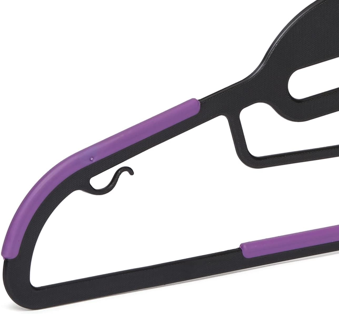 Amazon Basics Cintres en plastique enduit de caoutchouc, noir/violet, Lot de 50
