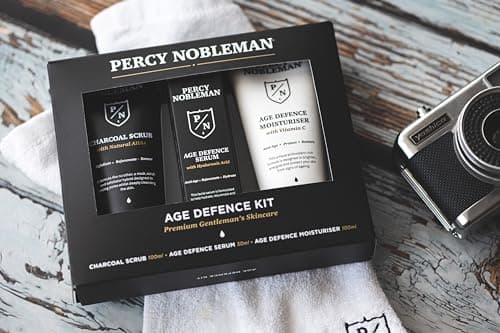 Le kit anti-âge Percy Nobleman, un coffret soin visage homme, contient un gommage au charbon de bois (AHA naturels), sérum anti-âge (l’acide hyaluronique) crème anti-âge (vitamine C)