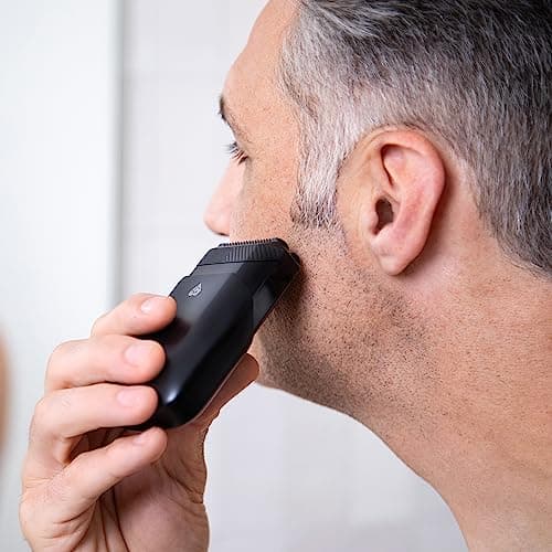 MANSCAPED® The HandymanTM Rasoir Compact pour le Visage – Rasoir Électrique sans Fil pour Homme Format Voyage avec Batterie USB-C Rechargeable, Niveleur pour Poils Longs & Lames à Grille Étanches