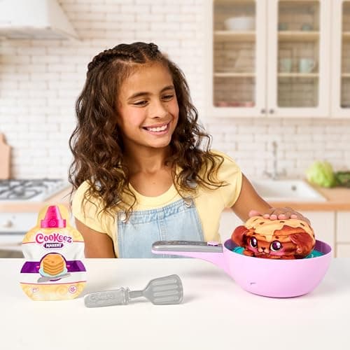 Cookeez Makery Pancake Treatz, Fais Apparaître Une Peluche Parfumée, Place Le Mélange sur la Poêle et Retourne Le Pancake : Une Peluche Parfumée Interactive Apparaît, Quelle Surprise Vas-Tu Créer