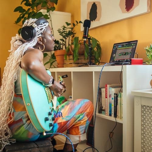 Focusrite Scarlett 2i2 4th Gen, interface audio USB pour enregistrer, composer, streamer et podcaster — des prises de son de très haute qualité et tous les logiciels pour enregistrer