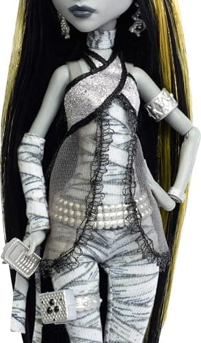 Monster High Poupée Drame au Cinéma Cleo De Nile, Reproduction en Noir et Blanc de Cleo De Nile à Collectionner avec Mini-Affiche de Film et Affiche de Film Grandeur Nature, JDR65
