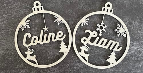 Boule de Noël personnalisée en bois de bouleau | 9 cm de diamètre | 2 styles au choix | Cadeau unique et décoratif pour sapin | Gravure prénom personnalisée (Renne et Sapin)